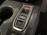 シフトはセレクトレバーのなくなったエレクトリックギアセレクターになっています。「e:HEV」搭載車ですので、日常シーンのほとんどをモーターで走行し、状況に応じあらゆる領域で優れた燃費走行を実現します。