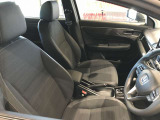 操作性とデザイン性を兼ね備えた運転席となっております。