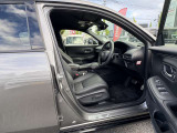ゆったり、しっかりと座れるシートに運転席は高さ調節可能なパワーシート付き!シート位置の前後と高さ、レバーの上下左右の調節で自分にあったポジションを見つけることができます!