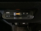 エアコンパネルの下にETCがついています。高速道路の料金所の通過も楽々です!。 カードの取り出しもしやすい場所についています。