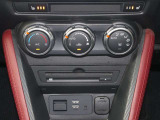運転席、助手席に3段階調整式シートヒーターを装備。またステアリングにもヒーターを装備。フルオートエアコンなので温度を設定するだけで、吹出口・風量を自動的に調整してくれますので、快適にお過ごし頂けます。