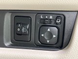 【電動格納ミラー】サイドミラーは電動格納式となっており、狭い駐車場でもキズがつくリスクを抑えられます。