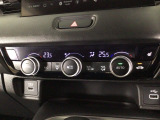 【左右独立オートエアコン】左右席で独立温度コントロールが可能です。運転席はキンキンに冷やして助手席はマイルドにと言った設定が可能です☆暑さ寒さでケンカすることもなくなりますね♪
