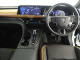 高いホールド性で運転姿勢が安定します。長距離ドライブでも疲れにくいのが魅力です。快適なドライビングライフをお送りください♪