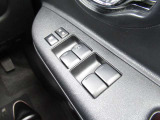 運転席ドアには各ウインドウの集中操作が可能となっています。
