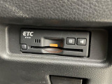 【ETC】有料道路を利用する際に料金所で停止することなく通過できる、ETC車載器(ノンストップ自動料金収受システム機器)が装備されています。セットアップを行うことで利用可能になります。