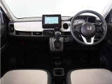 視界広々で運転しやすくロングドライブでも疲れを感じさせないすっきりとまとまったインパネ周りです。