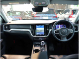車内は、美しい仕上がりのインテリアが清々しくも落ち着いた雰囲気を醸し出し、独特の居心地のよさを感じさせる、まさにスカンジナビアン・デザインの傑作と呼ぶにふさわしい空間となっています。