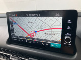 ホンダセンシング装着車となっております。衝突軽減ブレーキ、誤発進抑制機能、歩行者事故低減ステアリング、路外逸脱抑制機能、アダプティブクルーズコントロール、車線維持支援システム他、8つの機能で幅広く支援