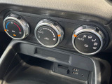 【オートエアコン】一度お好みの温度に設定すれば、車内の温度を検知し風量や温度を自動で調整。暑い…寒い…と何度もスイッチ操作をする必要はありません。快適な車内空間には必須の機能ですね♪