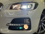 【LEDヘッドライト】悪天候や夜間走行時も良好な視界を確保し安心して運転できる高輝度LEDヘッドライトを装備!点灯速度が早く、消費電力も抑えられています。