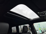 【ムーンルーフ】天井から太陽の穏やかな光や爽やかな風を取り込むことができる、トヨタの「サンルーフ」です!頭上のスイッチでムーンルーフを開閉することができます。