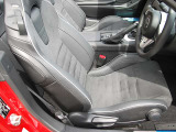 専用設計のレカロシートは、レザーとアルカンターラの組み合わせが上質。どんな運転でも体をしっかりとホールドし、人馬一体の走りをより深く味わえます。その座り心地は「走りへの愛」の結晶です。