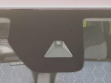 【三菱e-Assist】走行中に前方の車両等を認識し、衝突しそうな時は警報とブレーキで衝突回避と被害軽減をアシスト。より安全にドライブをお楽しみいただけます。