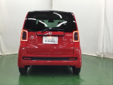 汚れが付着しやすいリヤガラスにはリヤワイパーが付いています。フロントのワイパーがONの時はシフトレバーをリバースに入れるとリヤワイパーがリンクして作動、クリアな視界が保てます。