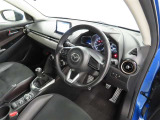 シンプルで使いやすいデザインの運転席です。