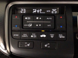 【左右独立オートエアコン】左右席で独立温度コントロールが可能です。運転席はキンキンに冷やして助手席はマイルドにと言った設定が可能です☆暑さ寒さでケンカすることもなくなりますね♪