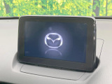 【マツダコネクトナビ】車内の雰囲気にマッチした一体型タイプのナビ。各種車輌設定やBluetooth再生等、様々な機能が楽しめます。直感的なダイヤル操作が可能で、使い勝手も良好です。