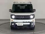 最新のLEDヘッドライトで、より明るく遠くまで照らします!フロントバンパーにはLEDフォグライトが装着されています。