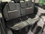 床下収納式のサードシートです。座席部分をコンパクトに収納でき、広大な荷室スペースとしてお使いいただけます!乗車人数や荷物の量など利用シーンに合わせて3列目を有効活用でき、とっても便利♪