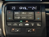 オートエアコンは左右席で独立温度コントロールが可能です。運転席はキンキンに冷やして助手席はマイルドにと言った設定が可能です☆暑さ寒さでケンカすることもなくなりますね♪