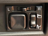 【電動格納ミラー】サイドミラーは電動格納式となっており、狭い駐車場でもキズがつくリスクを抑えられます。