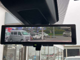 スマートルームミラーが付いております。後席に人が乗車した時や沢山の荷物を積んだ時もバックミラーの視界が遮られる事無く見えるので便利です♪
