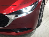 LEDヘッドライトは、点灯の瞬間から最大光量を発揮し、突然暗くなるトンネルなどでの安定感を高めます。