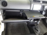 車検証などの収納に便利なグローブボックスです。