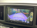 【バックカメラ】駐車時に後方がリアルタイム映像で確認できます。大型商業施設や立体駐車場での駐車時や、夜間のバック時に大活躍!運転スキルに関わらず、今や必須となった装備のひとつです!