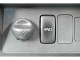 4WDシステムを搭載。オフロードや雪道などの滑りやすい路面でも安心して走行できます。