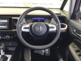2本スポークのステアリングホイールで、運転席まわりがすっきりして見やすいですよ。