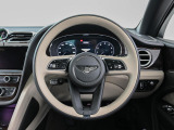 ステアリング周りにボタンを集約し、運転に集中できる構造となっております。