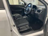 操作性とデザイン性を兼ね備えた運転席となっております。
