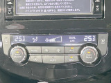 【オートエアコン】一度お好みの温度に設定すれば、車内の温度を検知し風量や温度を自動で調整。暑い…寒い…と何度もスイッチ操作をする必要はありません。快適な車内空間には必須の機能ですね♪