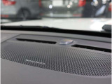 【harman kardon】ハーマンカードンのHi-Fiスペシャリストと共に、モデル別に開発・設計された専用チューニングが臨場感溢れる音響空間を実現しています。