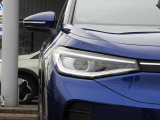 【IQ.LIGHT】 対向車や先行車のドライバーを眩惑することなく、前方の路面と路肩を広範囲に明るく照らすことができるマトリックスLEDヘッドライトを装備。快適なドライブをアシストします。