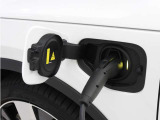 コンセントタイプ(3kW)やウォールボックスタイプ(6kW)の充電器を用いて、ご自宅で簡単充電。一般的な家庭用の200V交流充電ケーブルでは、約8時間で80%まで充電!1時間あたり7~14kmを走行できる電力を充電できます。