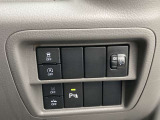 【踏み間違い衝突防止アシスト】 駐車操作中ブレーキが遅れ障害物と衝突する危険を察知したり、ブレーキとアクセルを間違え踏み込んだ時、クルマがエンジン出力やブレーキを制御し衝突防止を支援します。