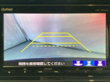 ギヤをR(バック)に入れるとナビの画面に後ろの映像が映るリアカメラ付です。後退時、コンディションが悪い視界でもカラーバックモニターがドライバーをサポートします。