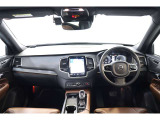 車内は、美しい仕上がりのインテリアが清々しくも落ち着いた雰囲気を醸し出し、独特の居心地のよさを感じさせる、まさにスカンジナビアン・デザインの傑作と呼ぶにふさわしい空間となっています。