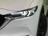 【LEDヘッドライト】悪天候や夜間走行時も良好な視界を確保し安心して運転できる高輝度LEDヘッドライトを装備!点灯速度が早く、消費電力も抑えられています。