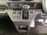 足元スッキリ、インパネシフトです。パーキングブレーキは電子制御パーキングブレーキタイプなので、運転席と助手席の間がスッキリしています。