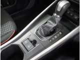 <シフトノブ>変速用シフトレバーのグリップ部です。 シフトレバーの先端にあり、運転操作中にドライバーが握るハンドルに次いで、接触部分の多いパーツです。