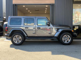 【ホイールアーチ】台形ホイールアーチはJeep伝統のデザインです。採用している理由は諸説ありますが、オフロードを走行する際にタイヤとボディが干渉しあわないよう配慮した作りにするためとなります。