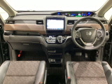 車内は光触媒抗菌消臭施工済です。スタイリッシュなデザインで暖かみのあるインパネ周りを演出します。グローブボックスやカップホルダーのほかにトレーなどたくさんの収納スペースが装備されています。
