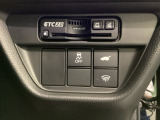 Hondaセンシング用の、VSA(ABS+TCS+横滑り抑制)解除スイッチなどはハンドルの右側に装備しています。その上にETC2.0がついています。高速道路の料金所の通過も楽々です。