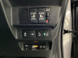 両側電動スライドドアは運転席から操作ができるよう、操作スイッチが付いています。その下にはETCがついています。高速道路の料金所の通過も楽々です!。 カードの取り出しもしやすい場所についています。