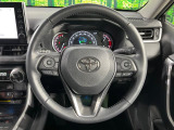 【純正革巻きステアリング】上質な革を使用することで、手にしっかり馴染みとても運転しやすいハンドルです♪