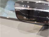 BMWのミラーは車種によって異なりますがレーンチェンジウォーニングが装備されております。詳しくは当店スタッフまでお問い合わせくださいませ。